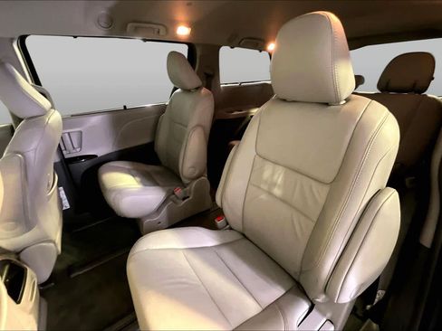 Used 2017 Toyota Sienna XLE w/ XLE Navigation Package AWD/4WD image 21