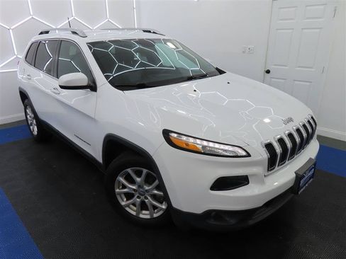 Used 2018 Jeep Cherokee Latitude Plus w/ Comfort/Convenience Group FWD image 5