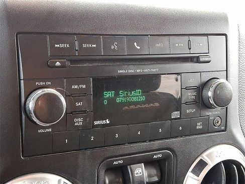 Used 2018 Jeep Wrangler Unlimited Sahara w/ Connectivity Group image 11