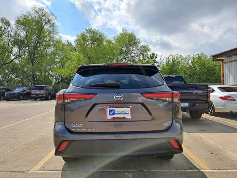 Used 2023 Toyota Highlander L FWD image 5