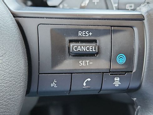 Used 2025 Nissan Pathfinder SV image 17