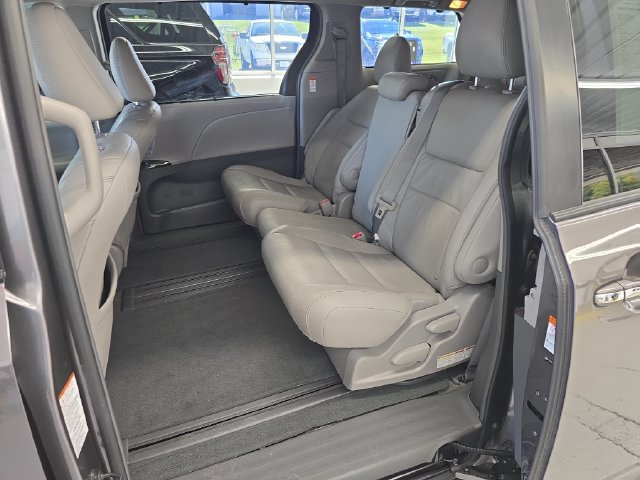 Used 2015 Toyota Sienna XLE Premium FWD image 10