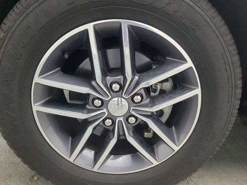 Used 2018 Jeep Grand Cherokee Laredo RWD image 31