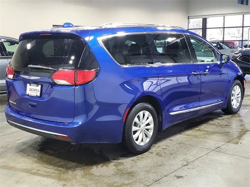 Used 2018 Chrysler Pacifica Touring-L image 4