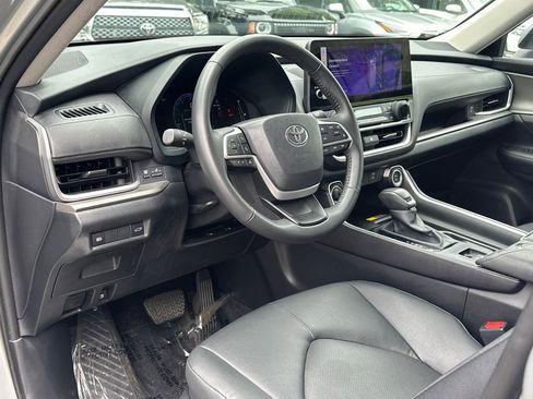Used 2025 Toyota Grand Highlander AWD image 18
