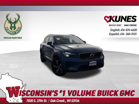 Used 2024 Volvo XC40 B5 Core image 1