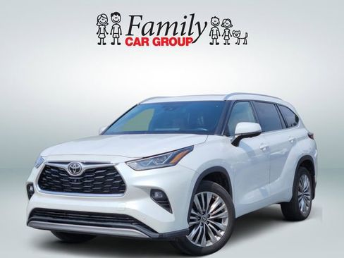Certified 2024 Toyota Highlander Platinum AWD/4WD image 1