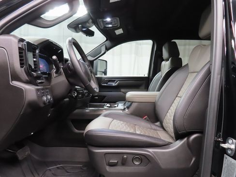 Used 2024 Chevrolet Silverado 2500 ZR2 w/ Technology Package image 12