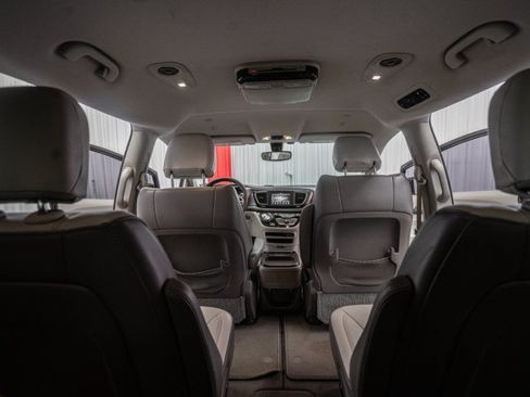 Used 2018 Chrysler Pacifica Touring-L FWD image 3