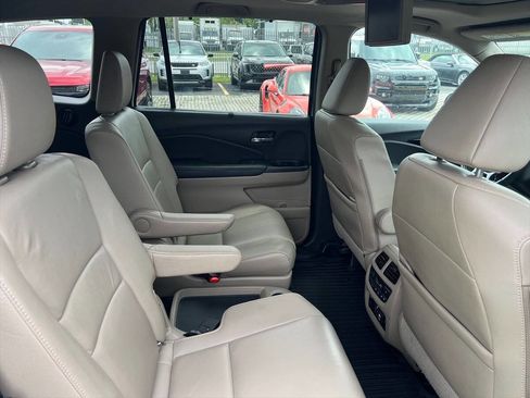 Used 2022 Honda Pilot Touring image 9