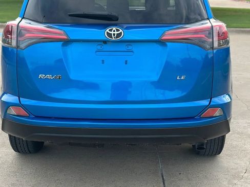 Used 2018 Toyota RAV4 LE FWD image 6