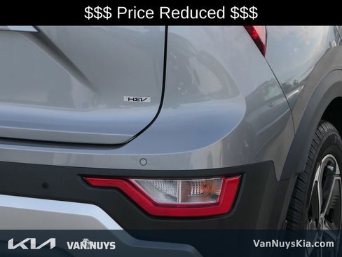 Used 2023 Kia Niro EX image 3