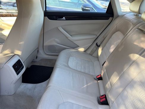 Used 2014 Volkswagen Passat TDI SEL Premium image 26