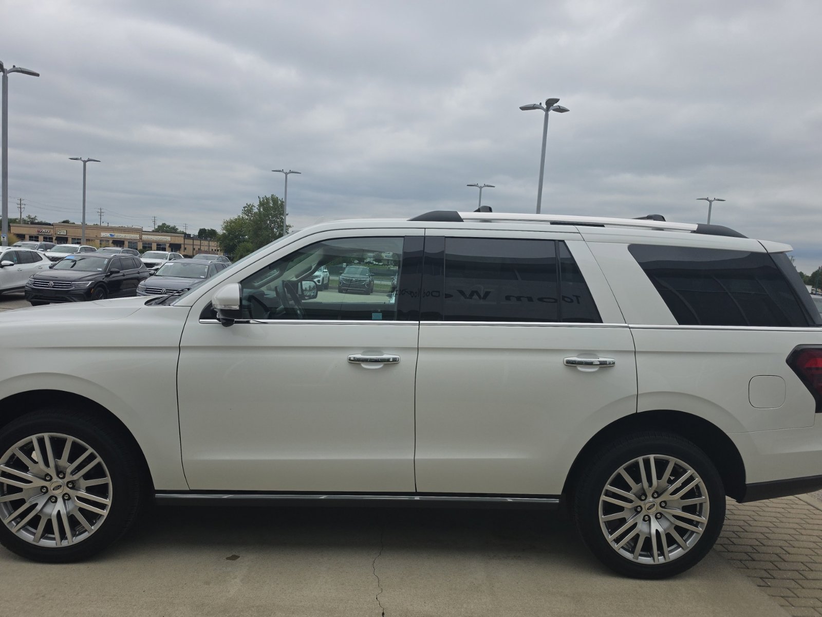 Used 2023 Ford Expedition Limited AWD/4WD image 4