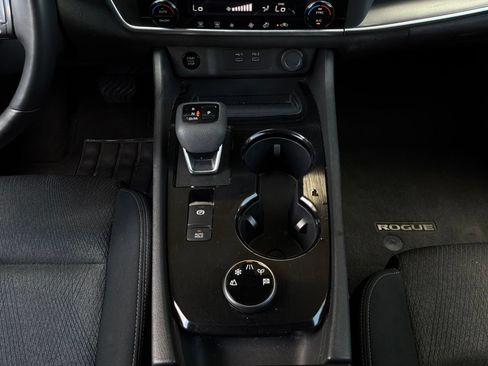 Used 2025 Nissan Rogue SV AWD/4WD image 16