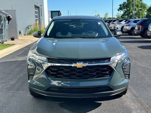Used 2026 Chevrolet Trax LS FWD image 2