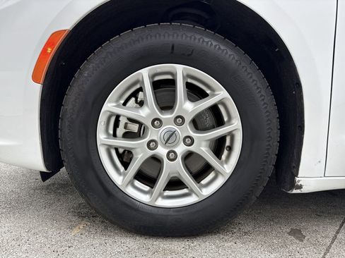 Used 2023 Chrysler Pacifica Touring-L image 44