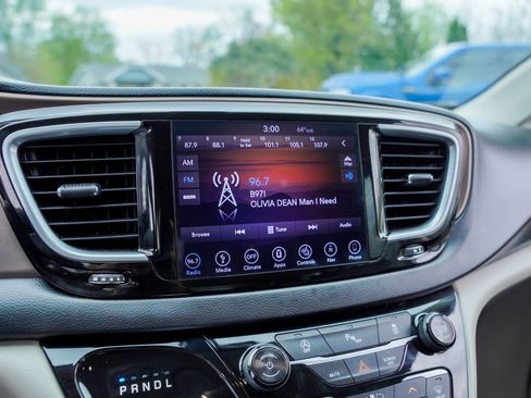Used 2018 Chrysler Pacifica Touring-L Plus FWD image 19