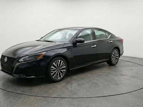 Used 2025 Nissan Altima 2.5 SV image 3