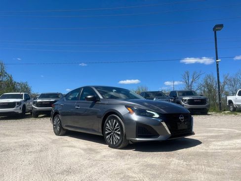 Used 2024 Nissan Altima 2.5 SV AWD/4WD image 7