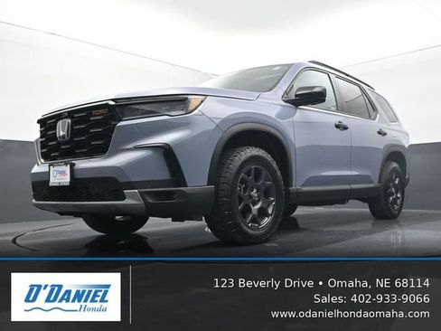 Used 2025 Honda Pilot TrailSport image 9