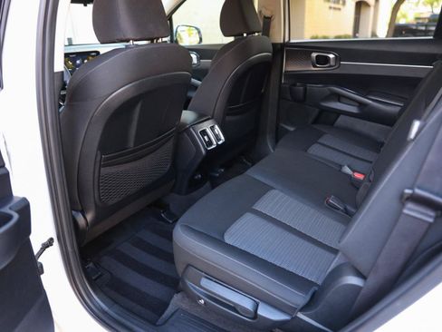 Used 2025 Kia Sorento LX FWD image 5