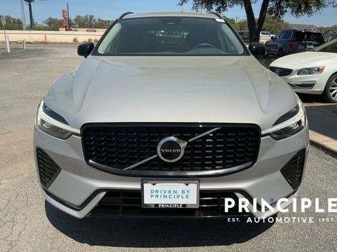 Certified 2025 Volvo XC60 B5 Core image 3