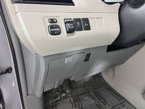 Used 2013 Toyota Sienna XLE image 28