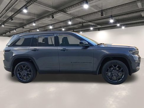 Used 2025 Jeep Grand Cherokee Limited w/ Trailer Tow Package AWD/4WD image 17