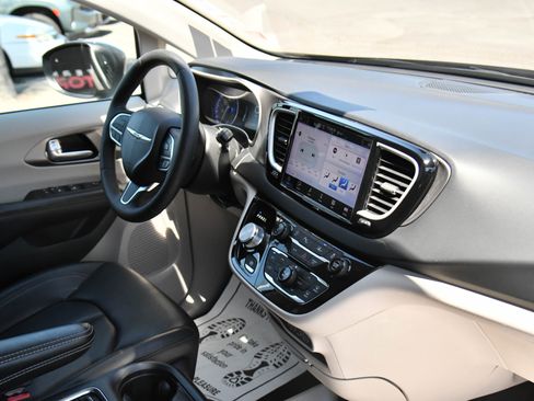 Used 2023 Chrysler Pacifica Touring-L FWD image 50