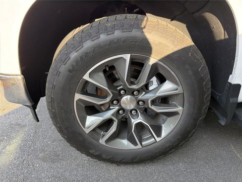 Used 2024 Chevrolet Silverado 1500 LT AWD/4WD image 7
