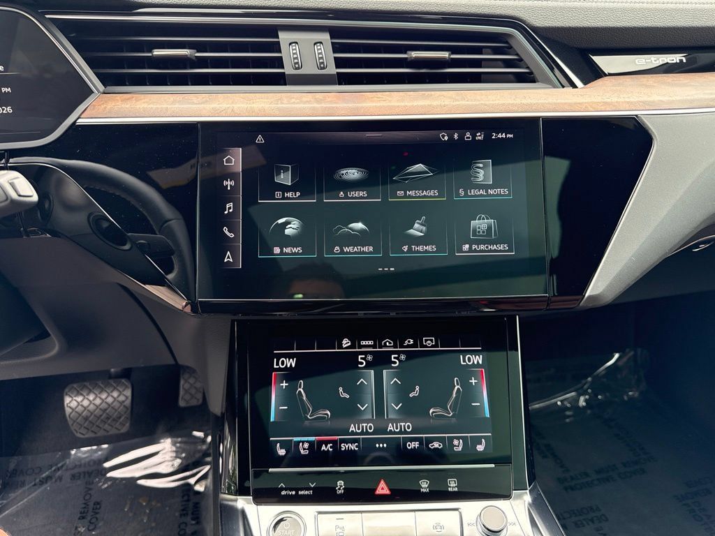 Used 2023 Audi e-tron Premium Plus w/ Premium Plus Package AWD/4WD image 17