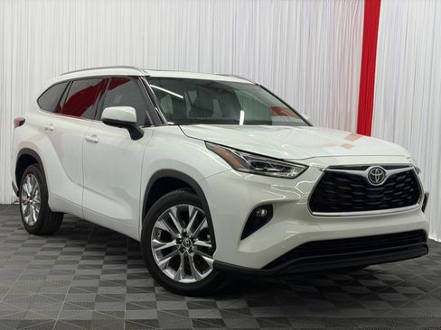 Used 2022 Toyota Highlander Limited FWD image 2