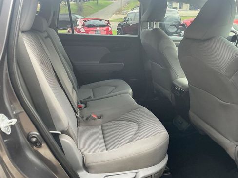 Used 2021 Toyota Highlander LE FWD image 7