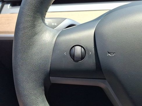 Used 2024 Tesla Model Y Long Range AWD/4WD image 24