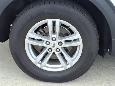 Used 2022 Ford Explorer XLT w/ Equipment Group 202A image 7