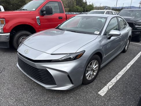Used 2025 Toyota Camry LE image 8