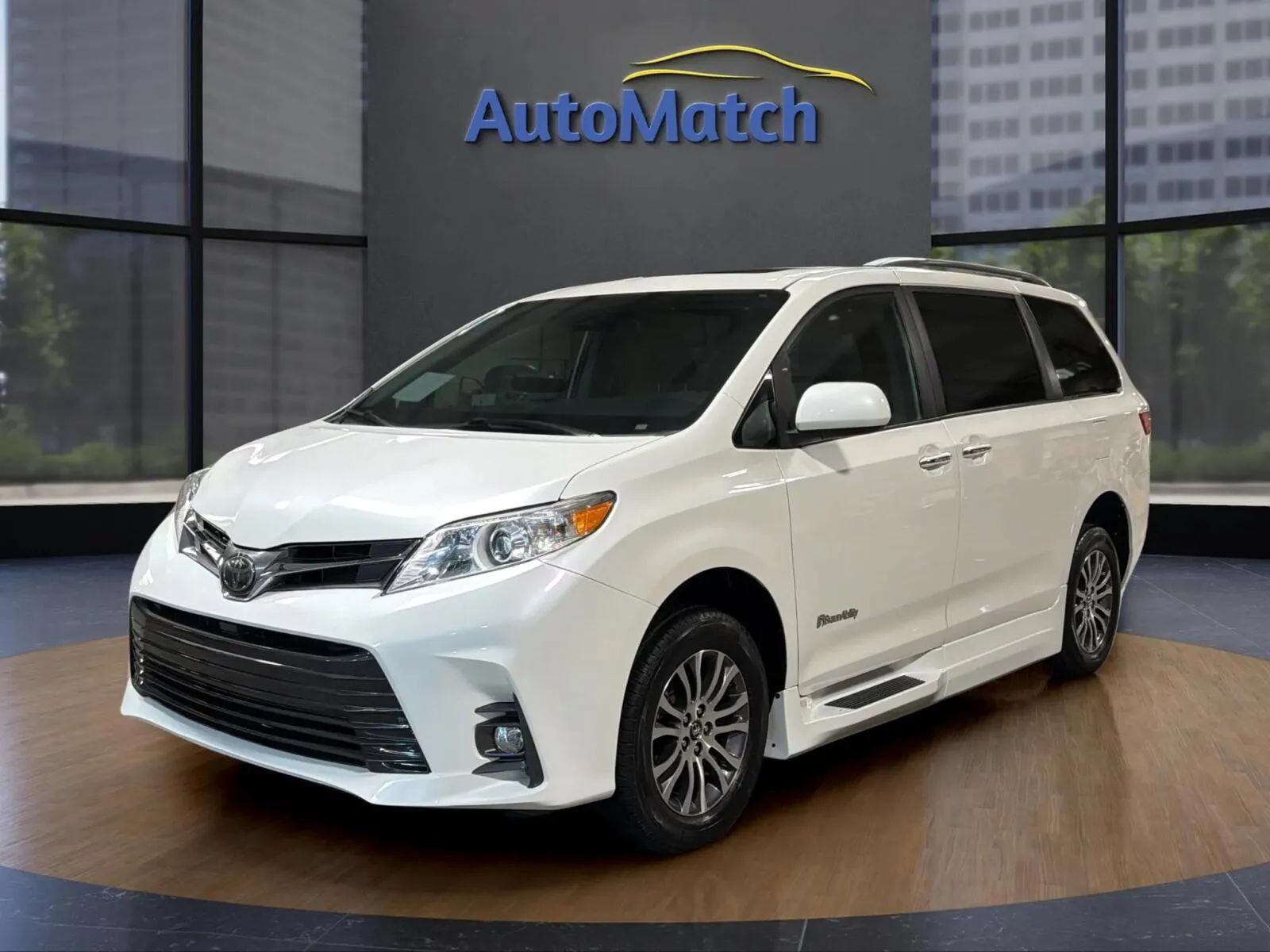 Used 2019 Toyota Sienna XLE w/ XLE Navigation Package FWD image 6