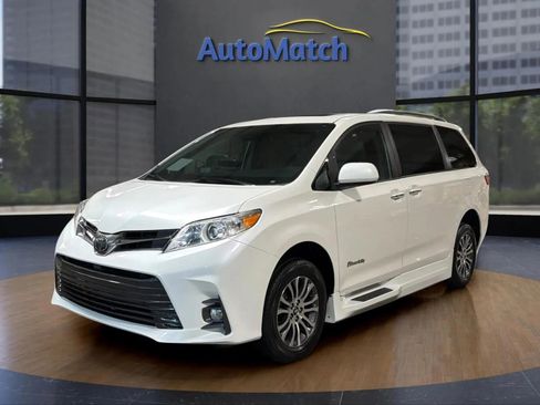 Used 2019 Toyota Sienna XLE w/ XLE Navigation Package FWD image 6