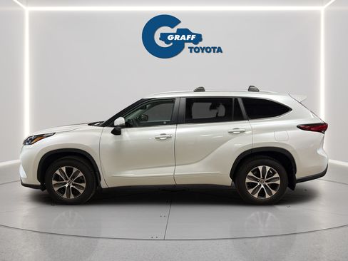 Used 2023 Toyota Highlander XLE AWD/4WD image 12