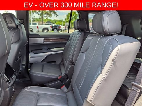 Used 2026 Cadillac Vistiq Premium Luxury w/ LPO, Floor Liner Package AWD/4WD image 26