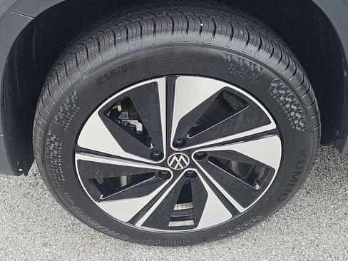 Used 2025 Volkswagen Taos SE AWD/4WD image 4