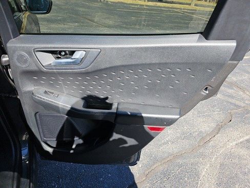 Used 2020 Ford Escape Titanium image 17