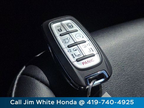 Used 2024 Chrysler Pacifica Limited FWD image 32