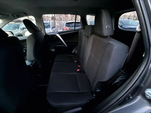 Used 2018 Toyota RAV4 LE image 18