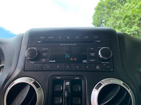 Used 2018 Jeep Wrangler Unlimited Sahara w/ Connectivity Group AWD/4WD image 13