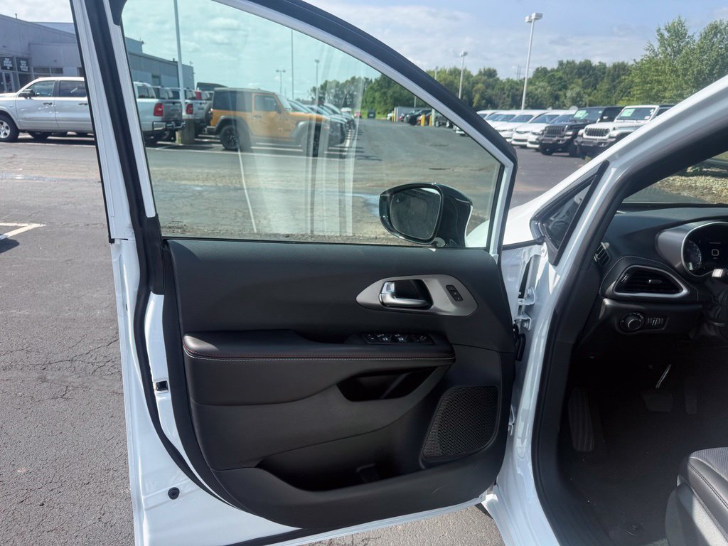 New 2027 Chrysler Pacifica Select FWD image 12