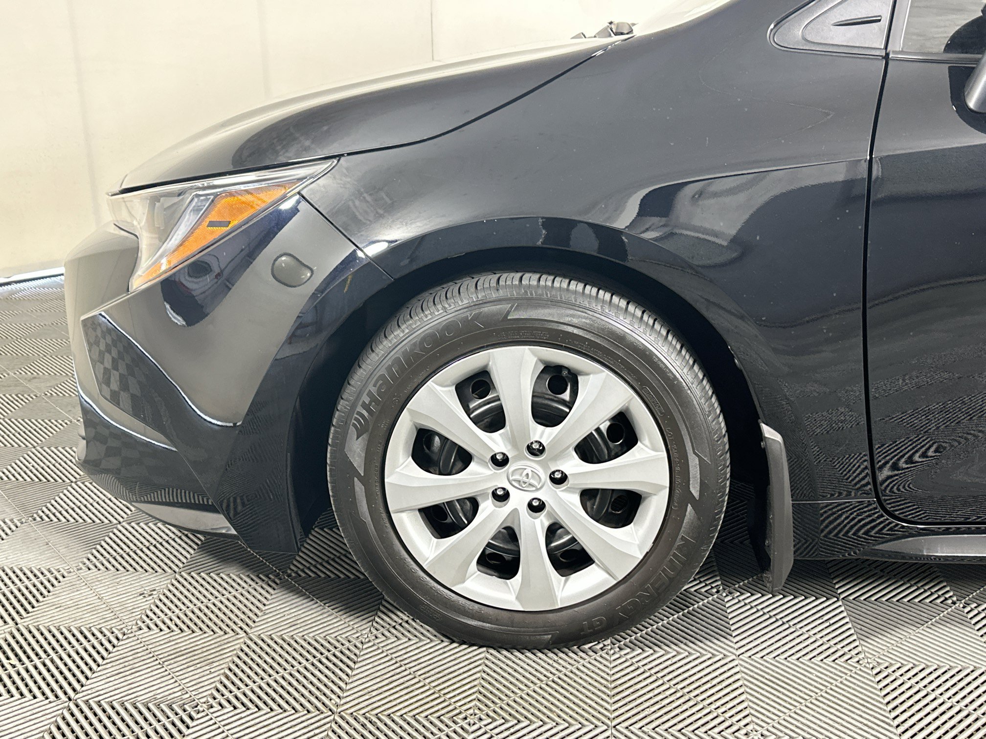 Used 2025 Toyota Corolla LE FWD image 11