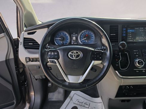 Used 2017 Toyota Sienna XLE Premium FWD image 12