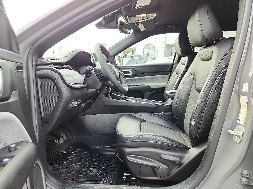 Certified 2024 Jeep Compass Latitude AWD/4WD image 13